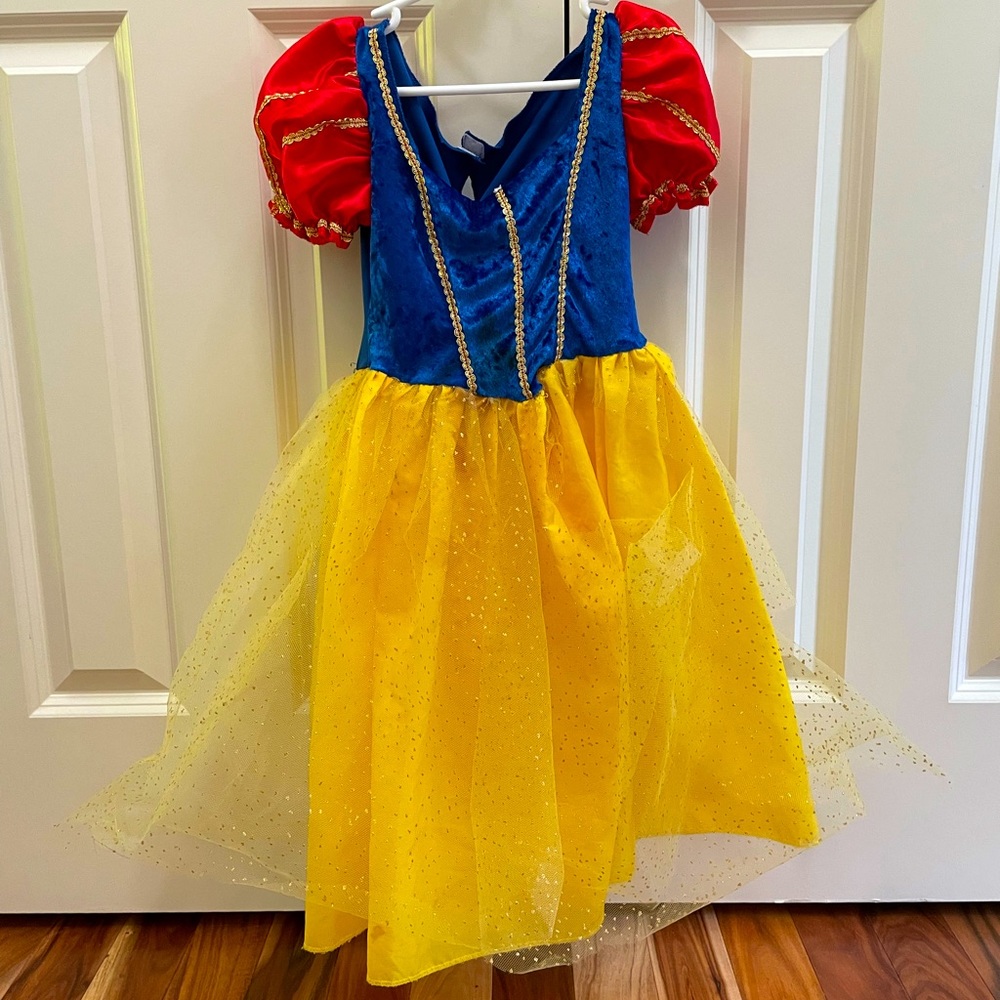 Snow White Dress Up Disney #snowwhitecostume #snowwhitedress #disneysnowwhite